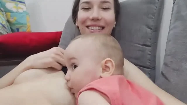 คลิปxxx สาวสวย ผิวเนียน ให้นมลูก เห็นเงี่ยนเลย นมสวย หัวนมชมพูเลย